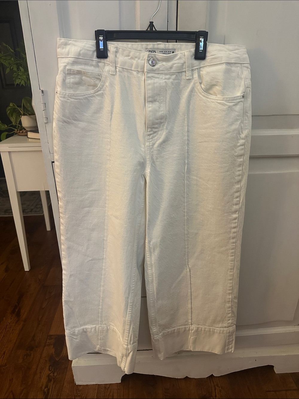 Zara -White Cropped Jeans size women’s 10